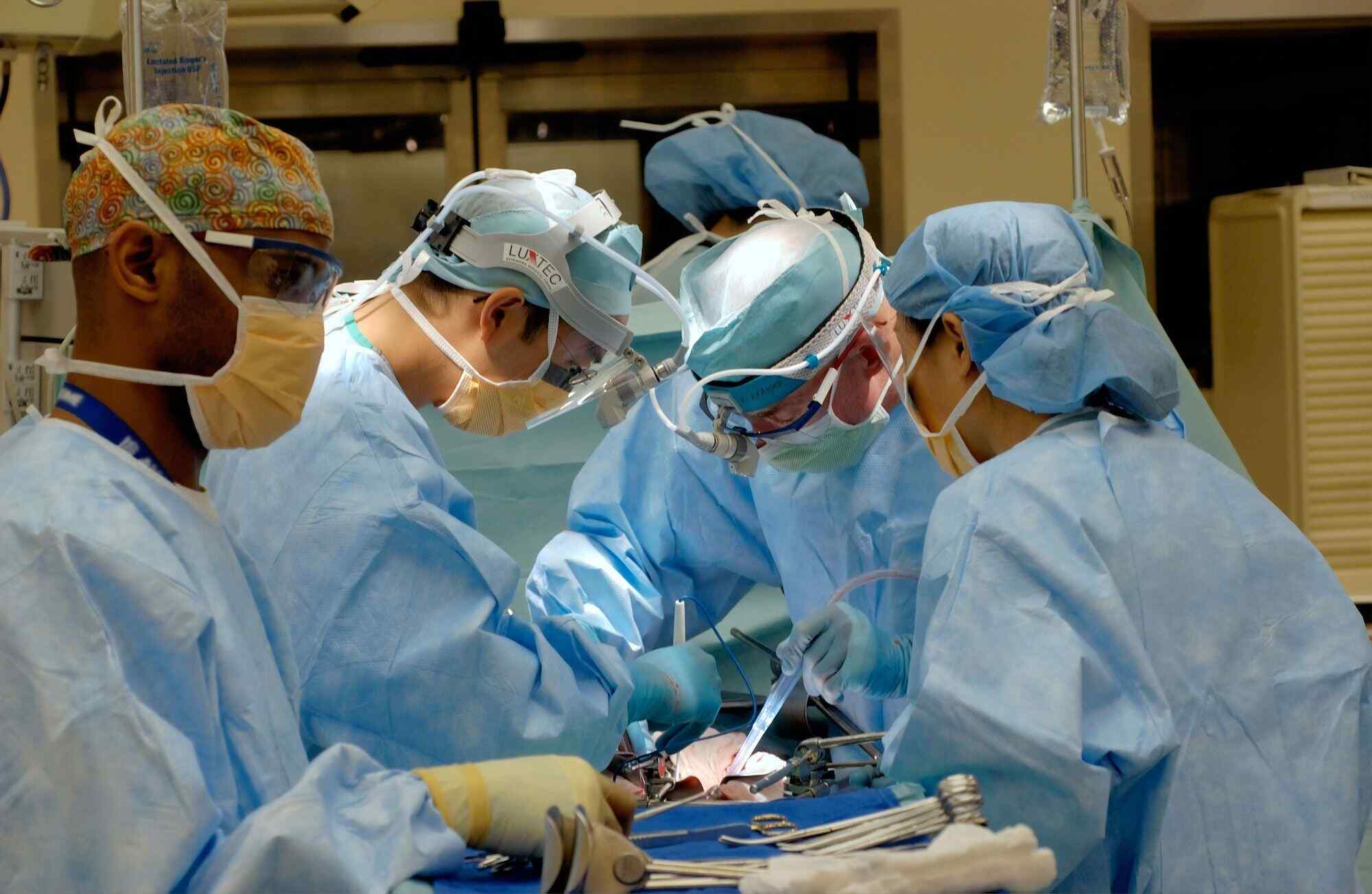 five doctors operating in operation theatre